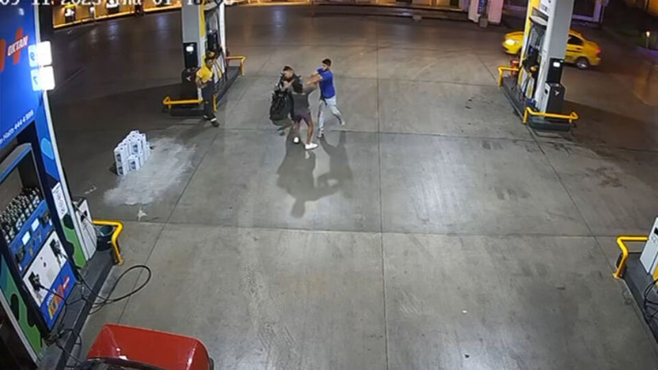 Bayıltan yumruğa tutuklama! O an kamerada!