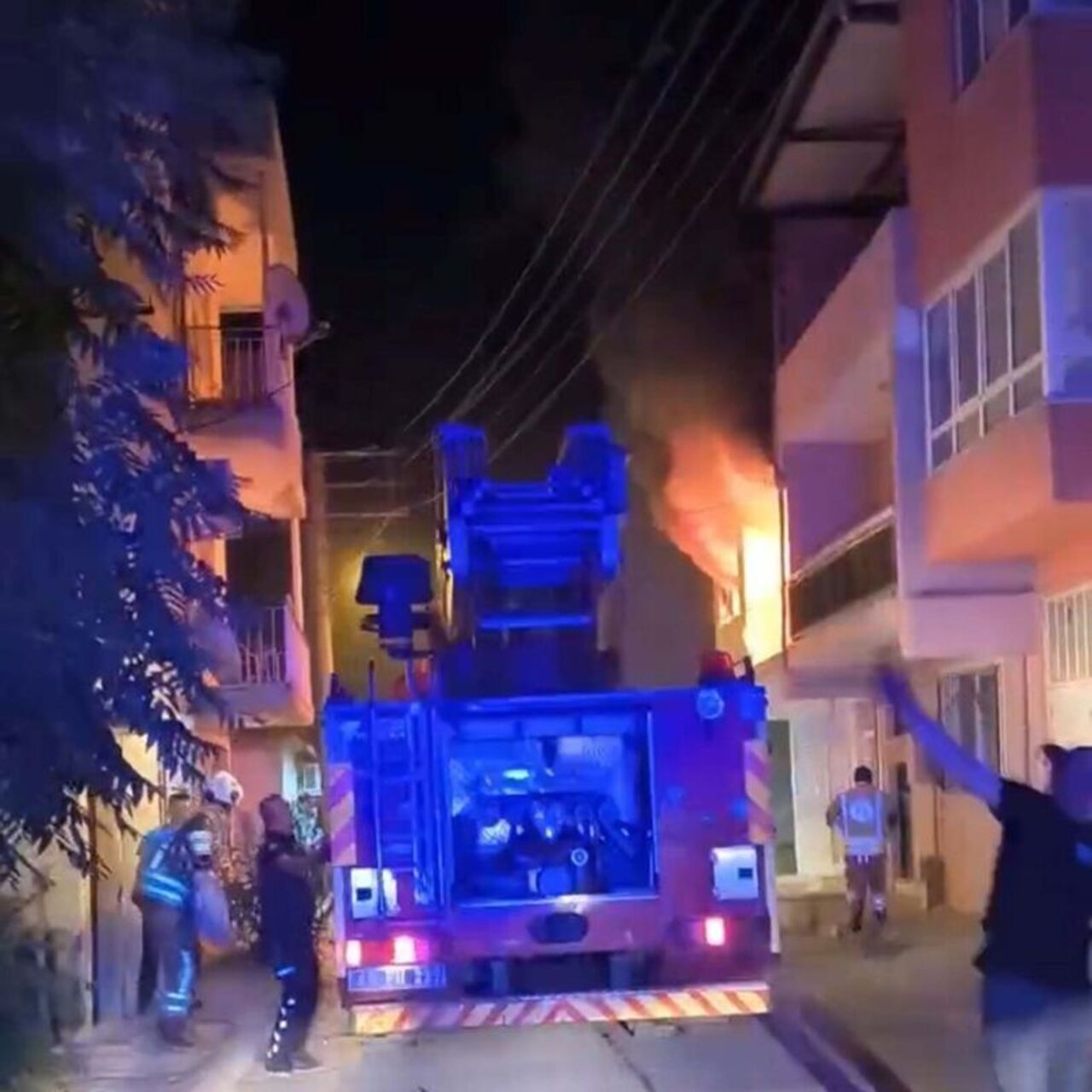 Evini ateşe veren baba öldü oğlu yaralı
