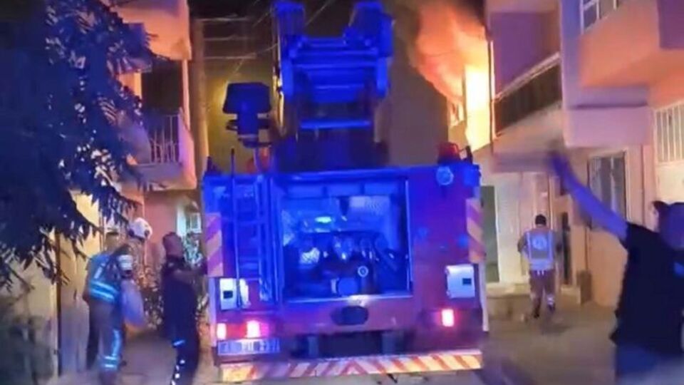 Evini ateşe veren baba öldü oğlu yaralı