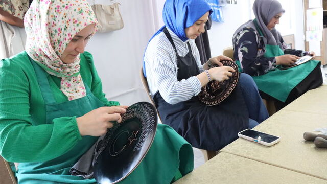 Erzincanlı kadınların elinde geleceğe taşınıyor