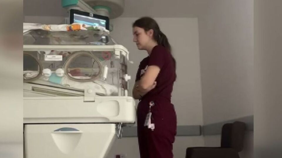 Doktorun kuvöz başındaki nöbeti yürekleri ısıttı