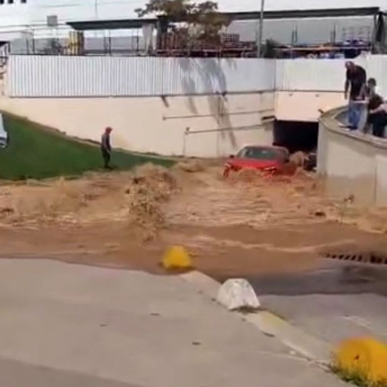 Su borusu patladı: AVM otoparkı göle döndü