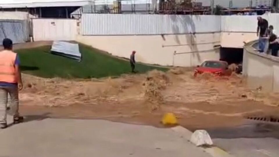 Su borusu patladı: AVM otoparkı göle döndü