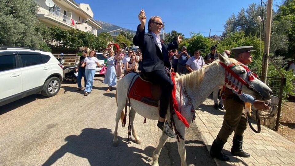 Alman damattan, at üzerinde gelin alma!