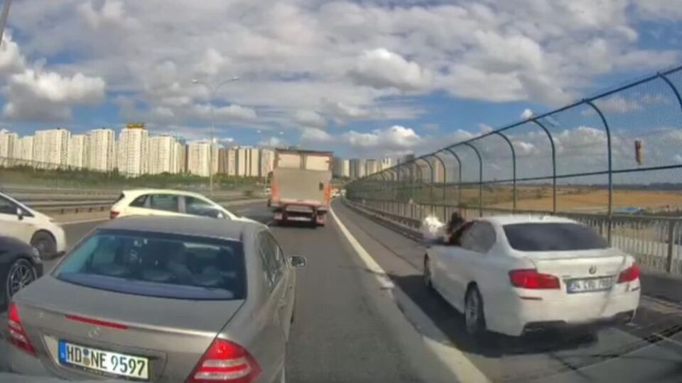 Kediyi kurtarmak isterken araç çarptı