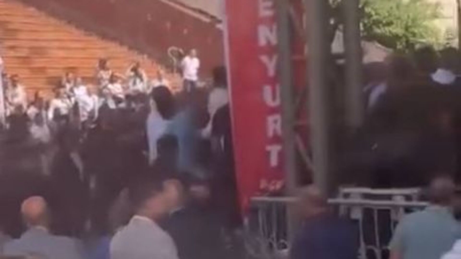 Esenyurt'ta CHP Kongresi Kavgaya Dönüştü: Sandalyeler Havada Uçuştu!