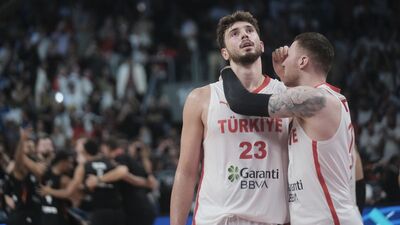 12 Dev Adam'a futbol camiasından tebrik