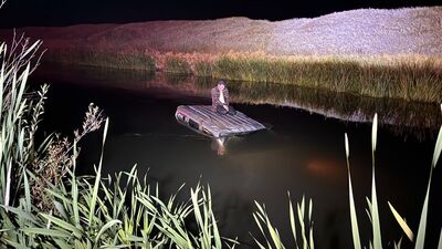 Nehre düşen sürücü kurtarılmayı bekledi