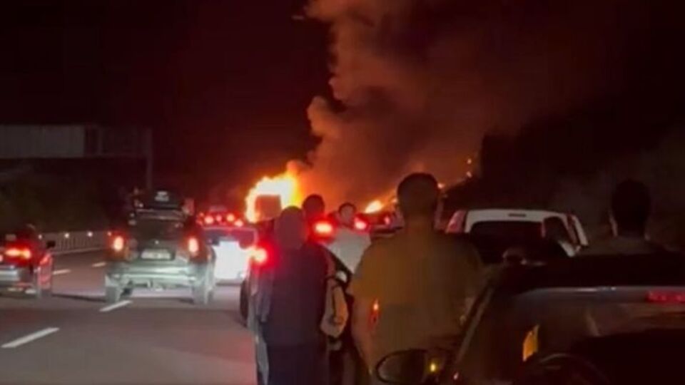 Seyir halindeki TIR alev aldı