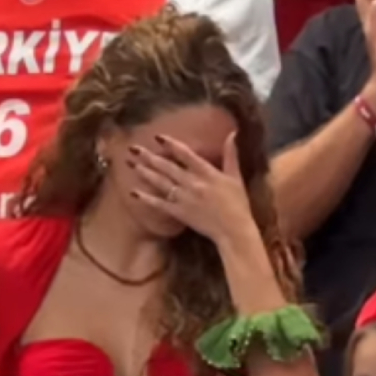 Gözyaşlarına boğuldu