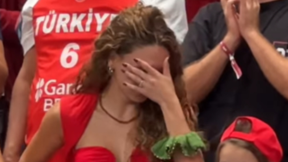 Gözyaşlarına boğuldu