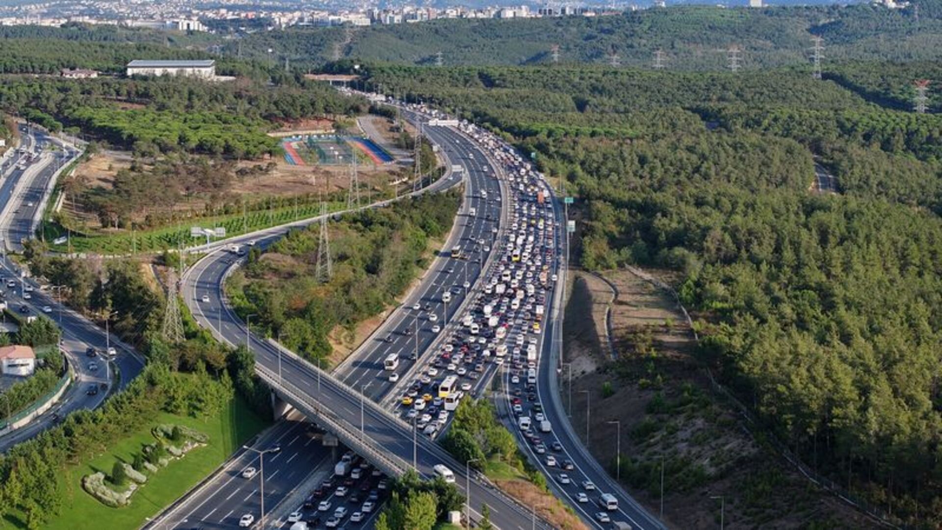 İstanbul'da Pazartesi Kabusu: Trafik Felç Oldu, Sürücüler Çileden Çıktı!