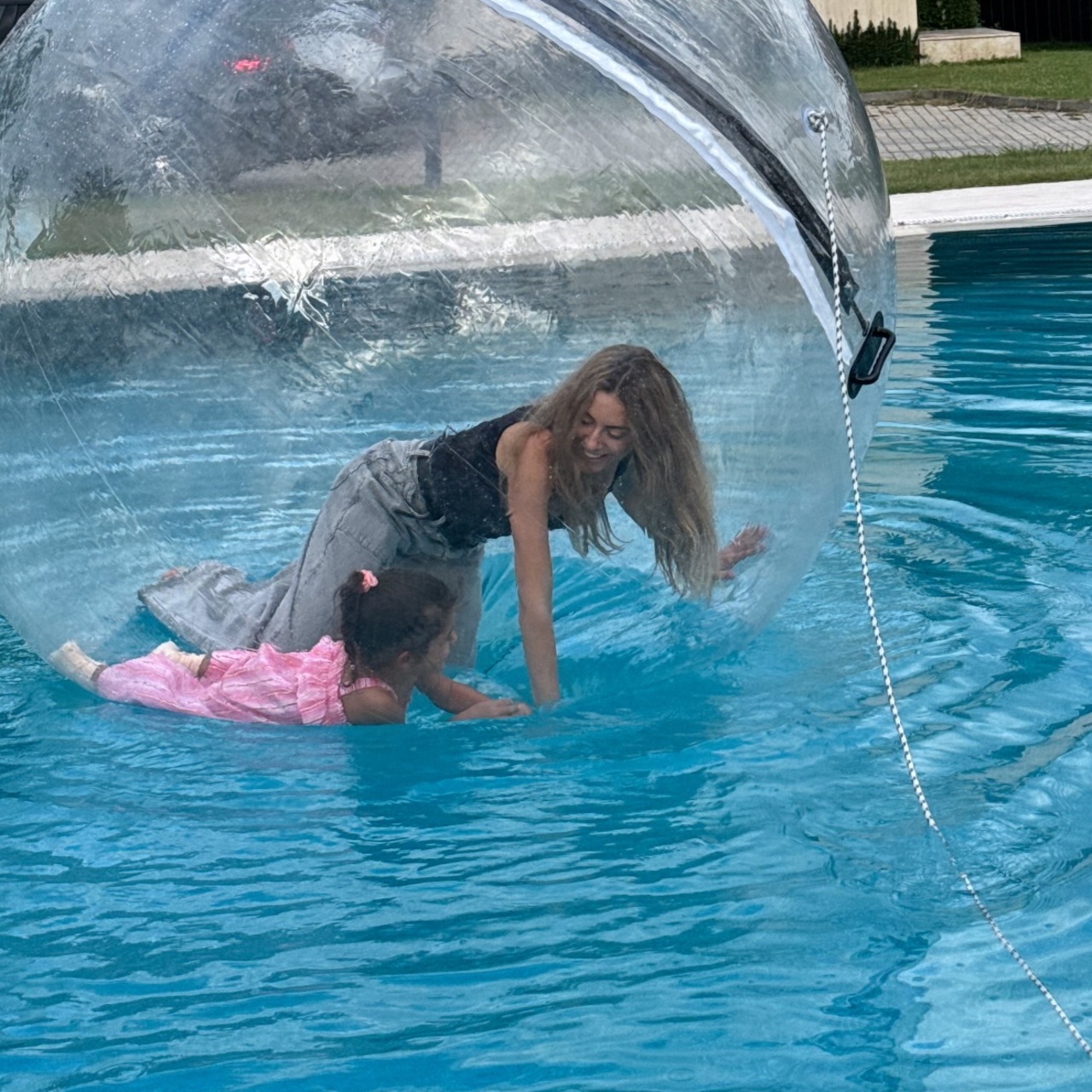 Anne - kız balonun içinde