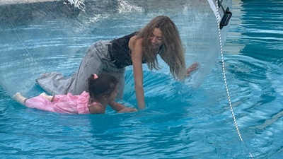 Anne - kız balonun içinde