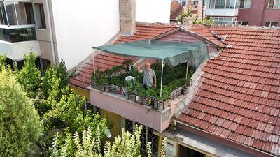 18 metrekare terasına 200 bidon sığdırdı!