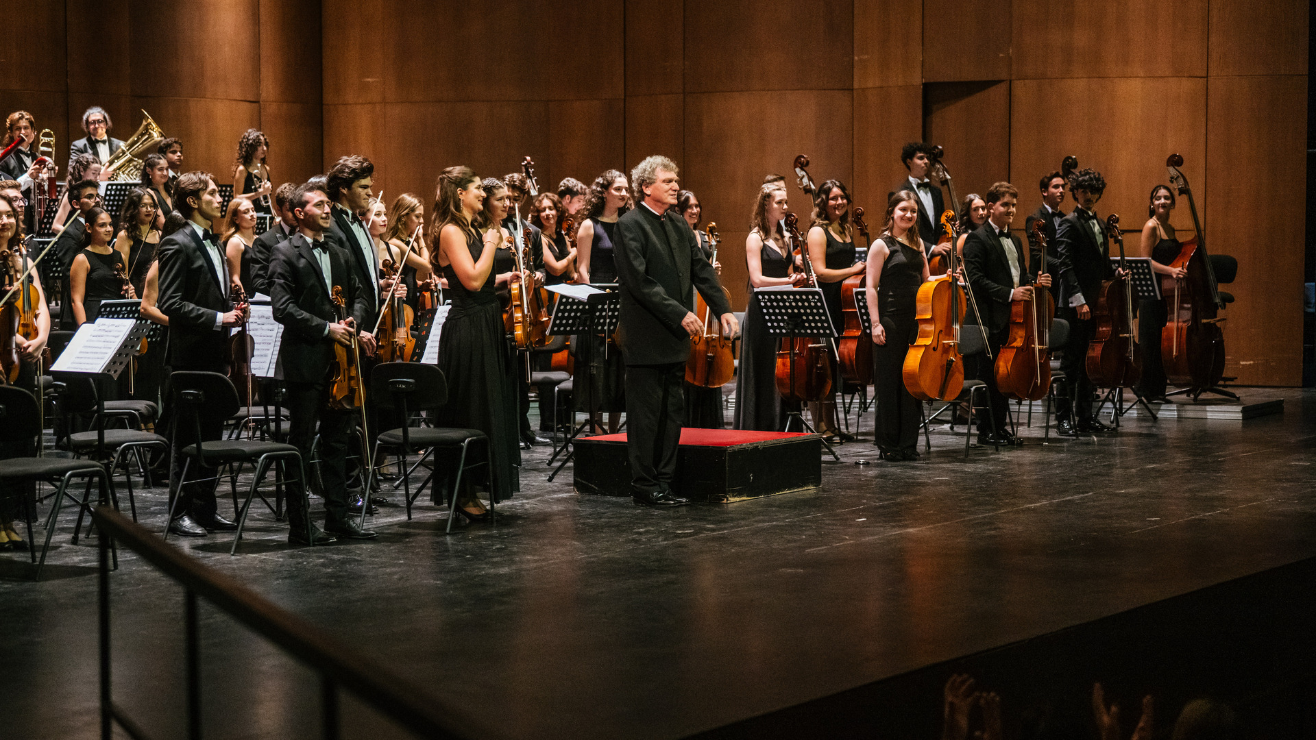 Türkiye Gençlik Filarmoni Orkestrası Türkiye'de ve Avrupa'da ayakta alkışlandı