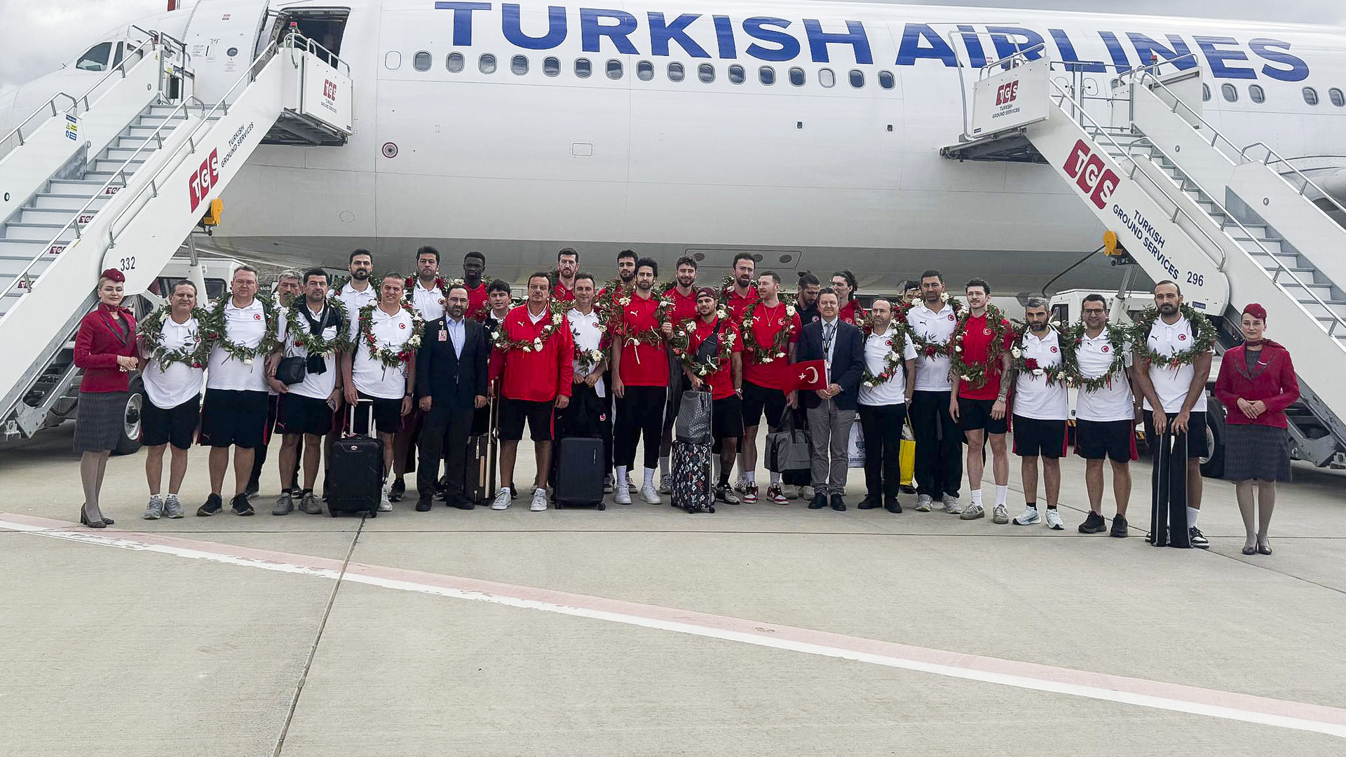 Avrupa ikincisi 12 Dev Adam yurda döndü: Çiçeklerle karşılandılar! - Basketbol Haberleri