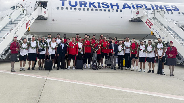 Avrupa ikincisi 12 Dev Adam yurda döndü!