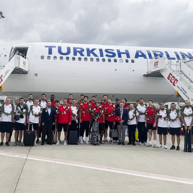 Avrupa ikincisi 12 Dev Adam yurda döndü!