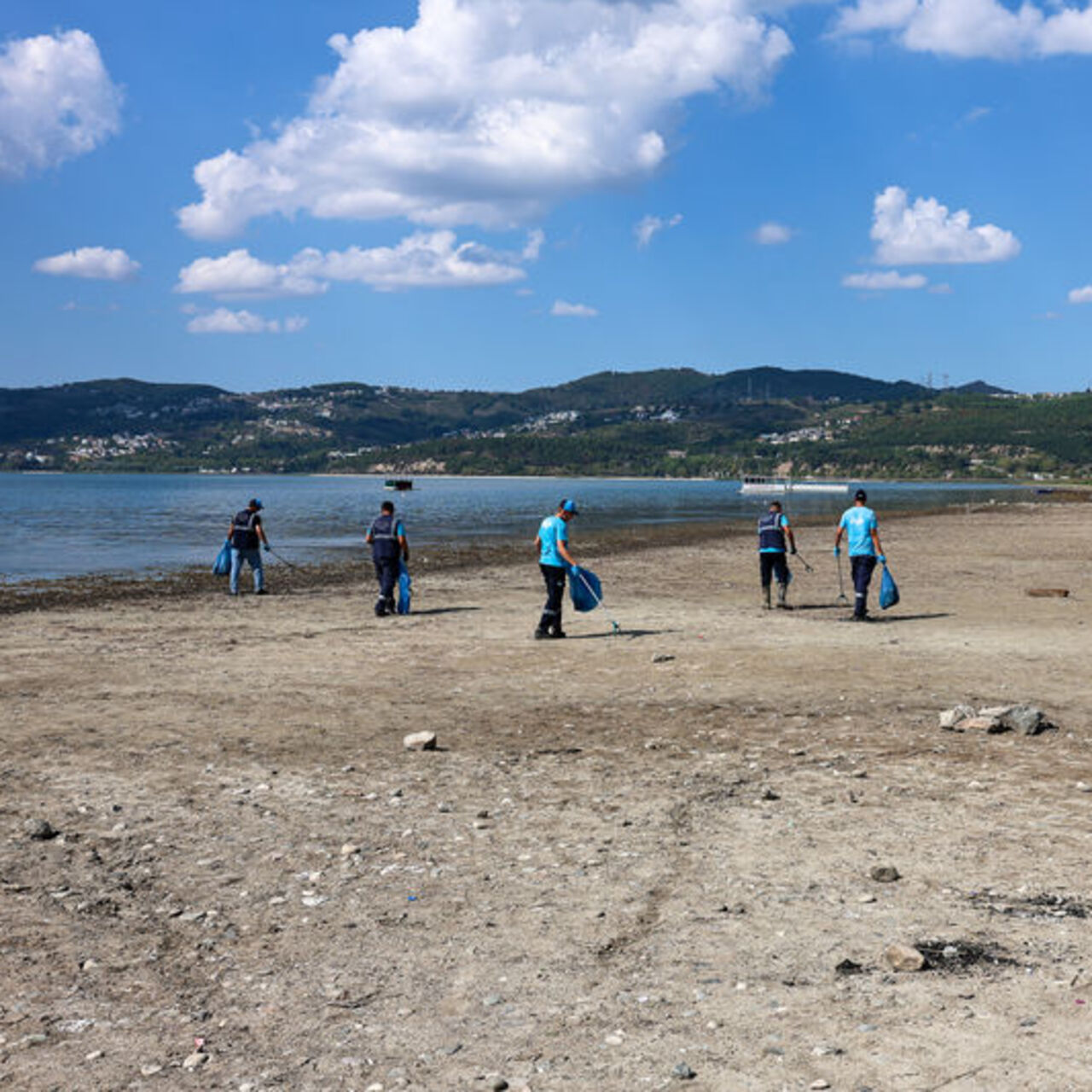 Sapanca çevresinden 2 ton atık toplandı