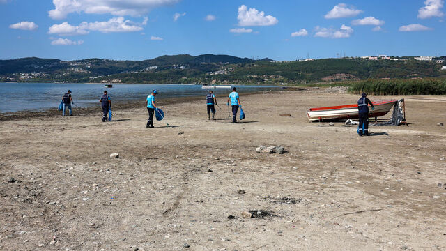 Sapanca çevresinden 2 ton atık toplandı