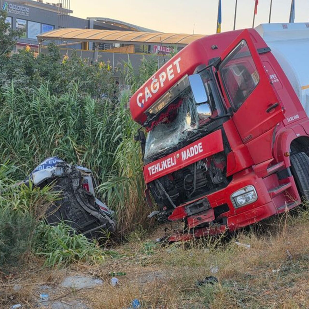 Tankerle çarpıştı, devrildi!
