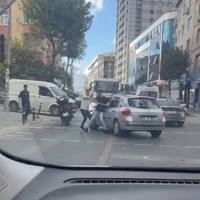 Motosiklettekiler sopayla saldırdı! Biber gazıyla karşılık verdi!