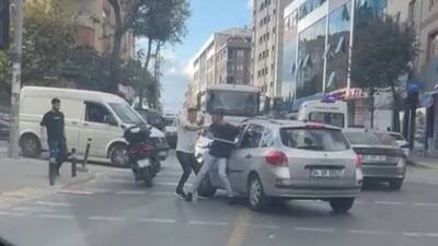 Motosiklettekiler sopayla saldırdı! Biber gazıyla karşılık verdi!