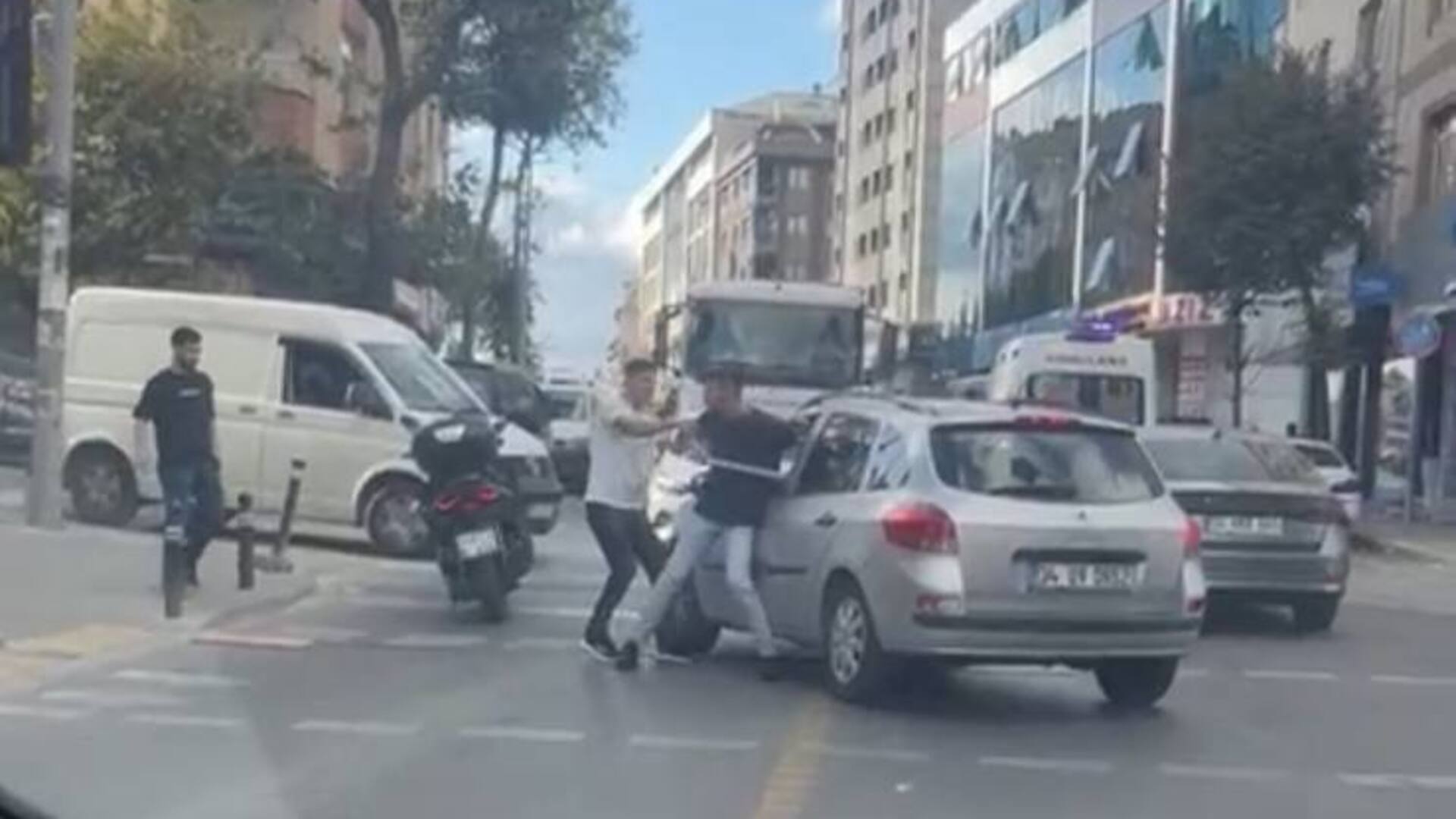İzmir'de Dehşet Saçan Motosikletli Saldırısı: Biber Gazıyla Karşılık Verdi!