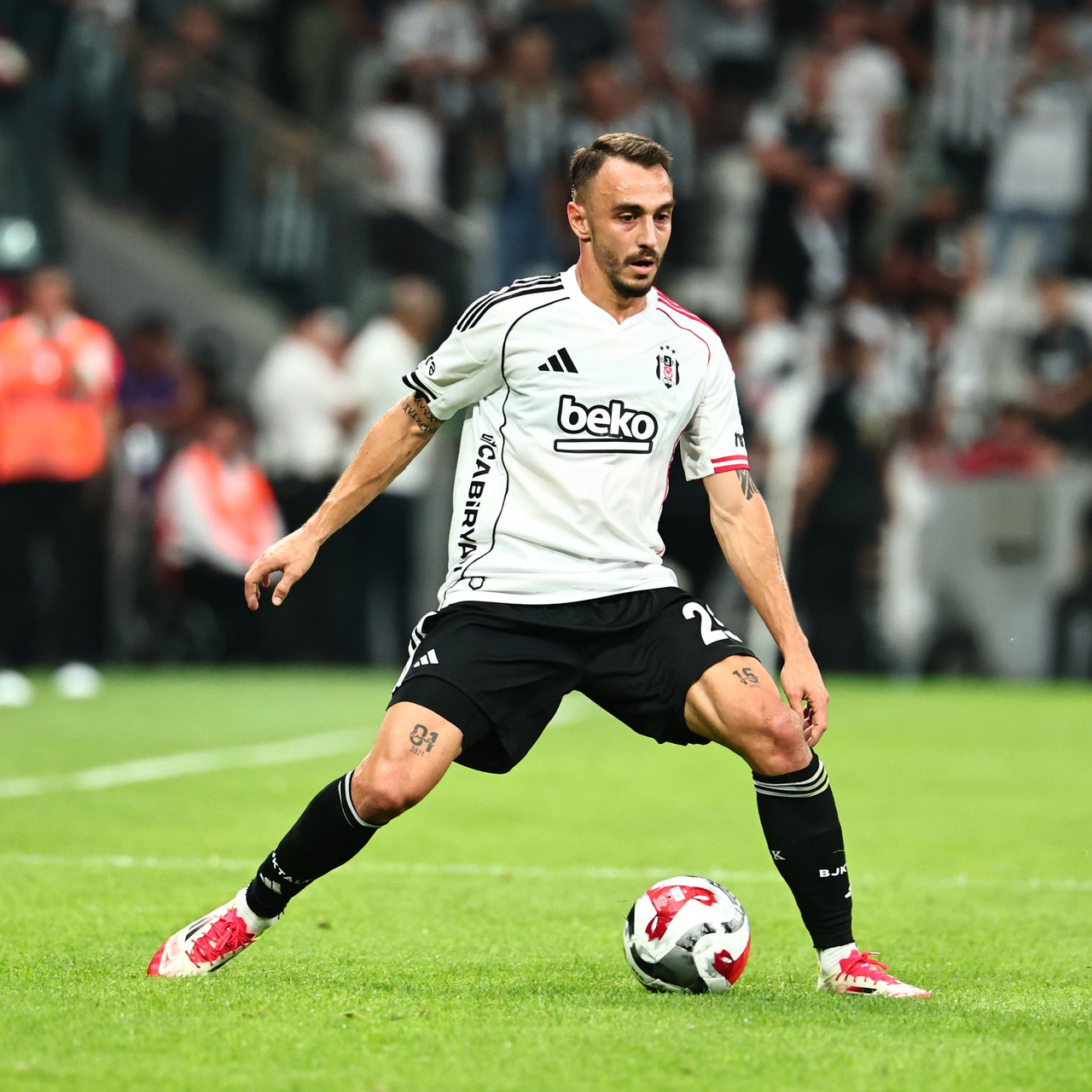 Ayağının tozuyla göz doldurdu!