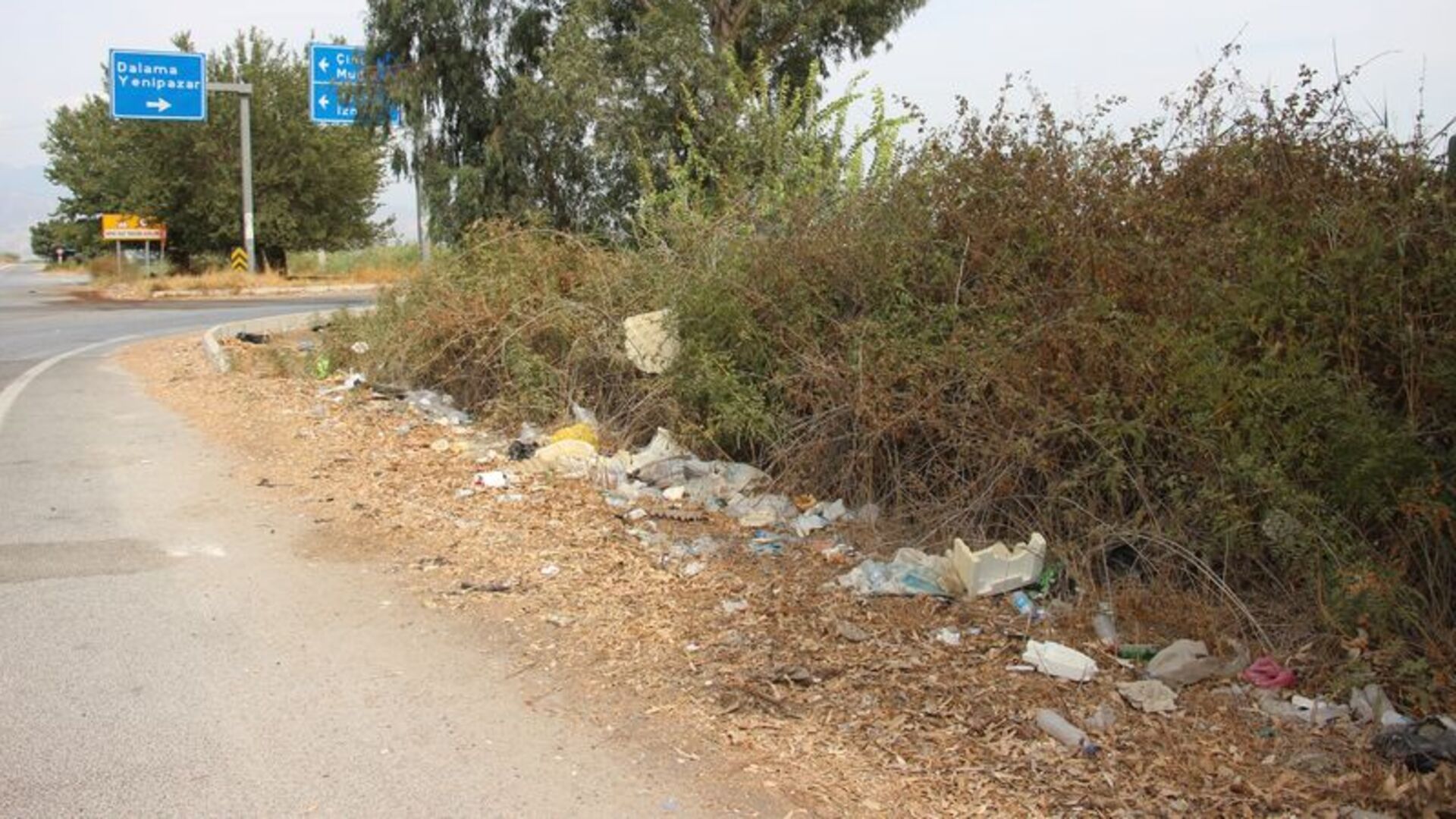 Yol kenarını çöplüğe çevirdiler | Son dakika haberleri