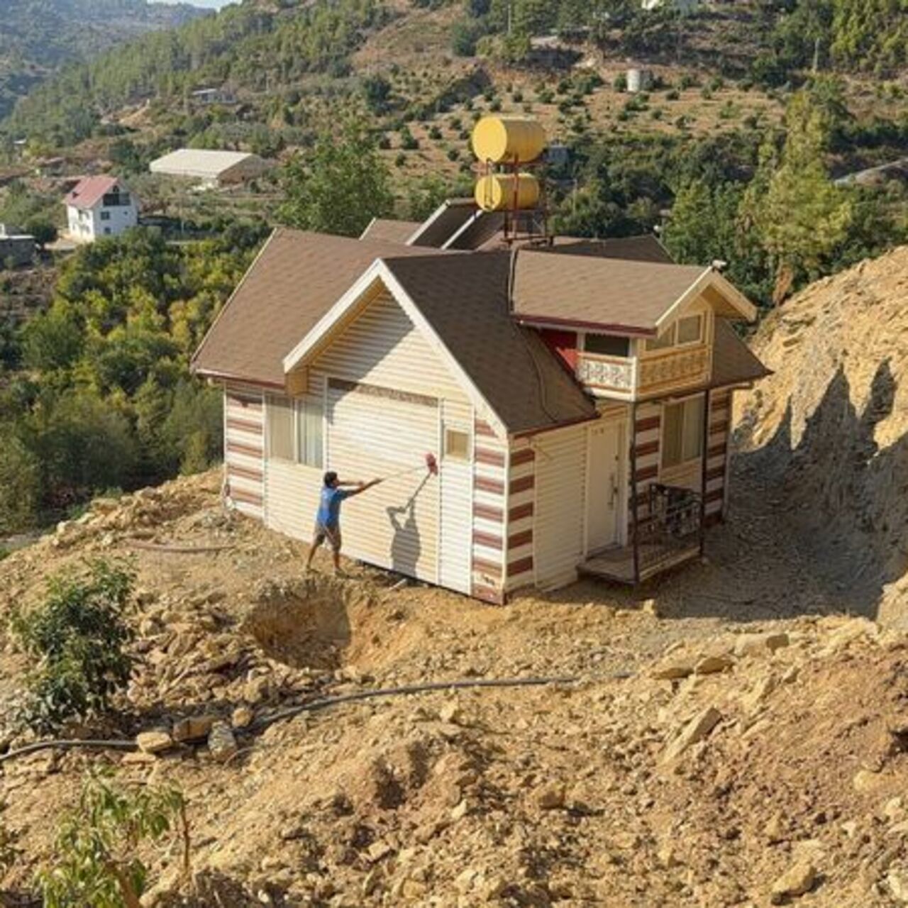 Yıkım kararı çıkan evini karadan yürüttü!