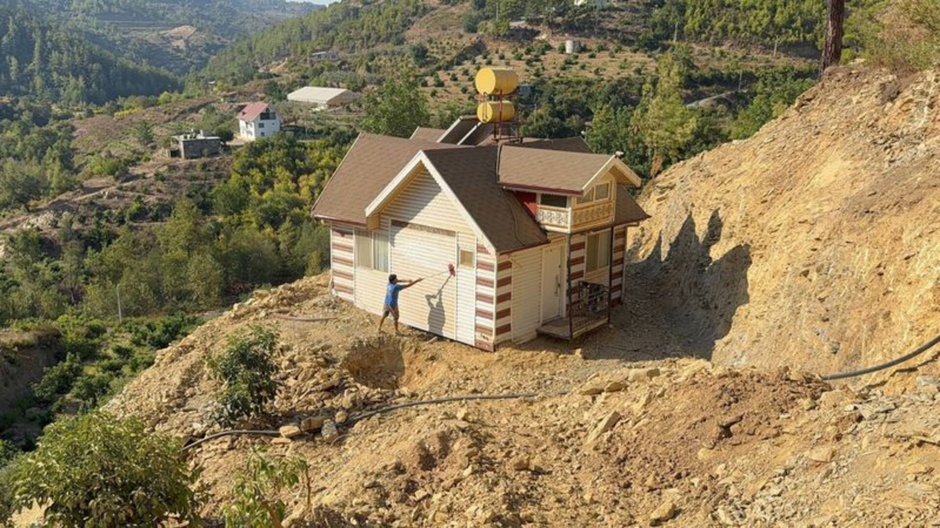 Yıkım kararı çıkan evini 150 metre karadan yürüttü