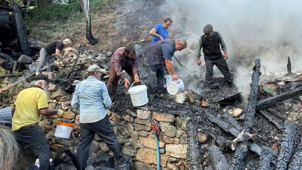 3 katlı ev yangında küle döndü