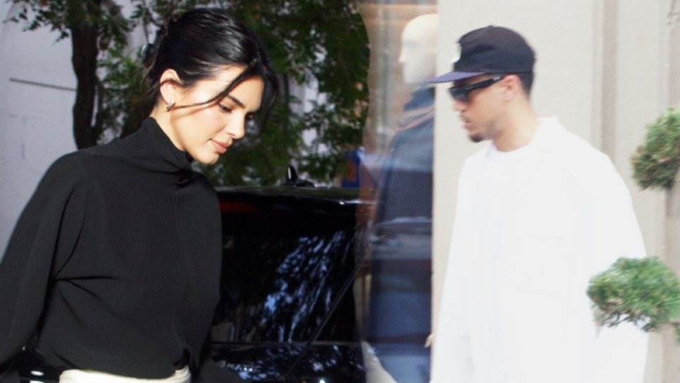 Eski âşıklar aynı otelden çıkarken yakalandı