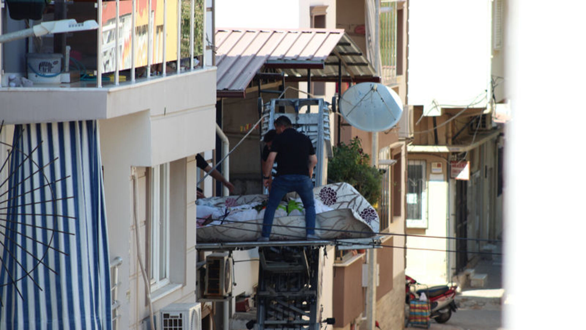 310 kilo ağırlığındaki Yıldırım'ın cenazesi asansörlü araçla evden indirildi