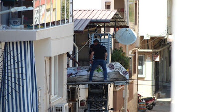 Cenazesi asansörlü araçla evden indirildi