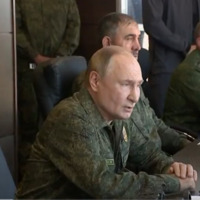 Putin askeri üniforma giydi