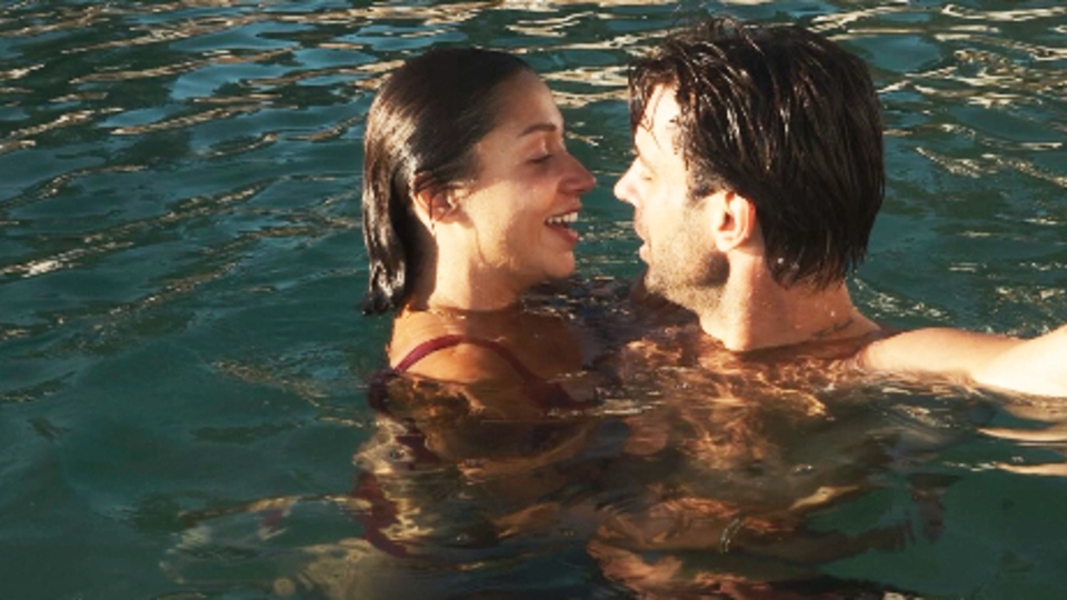 Havuzda aşk dolu poz