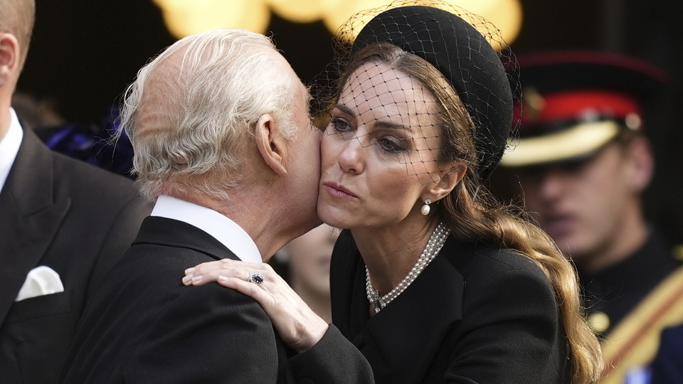 Kraliyeti buluşturan ölüm