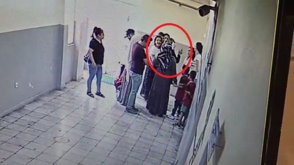 Kadın öğretmene okulda tokat kamerada!