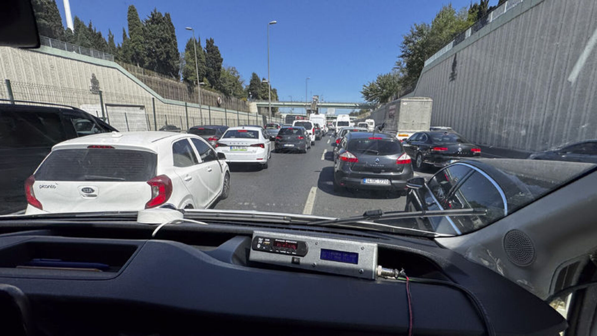 Ambulanslar için yeni uygulama! Sireni duymayana radyodan mesaj iletilecek | Son dakika haberleri