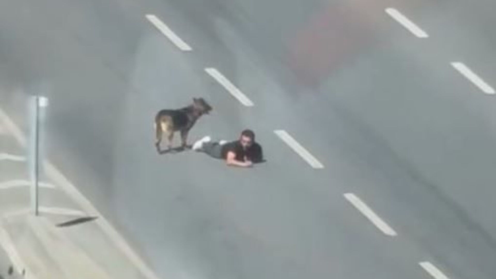 Samsun’da bir kişi, ana yolun sağ şeridinde sürünerek ilerledi