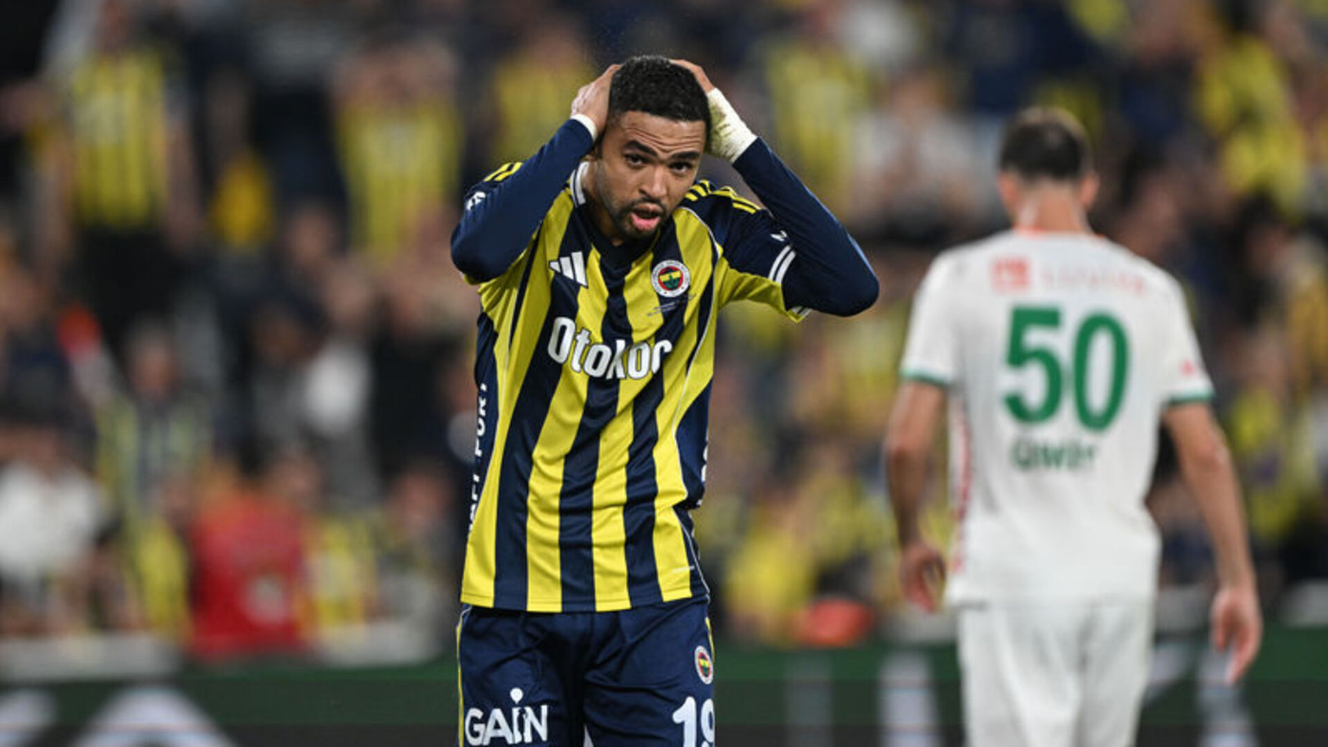 Fenerbahçe, Alanyaspor Karşısında Kritik Puanı Kaçırdı! 2-2'lik Skor Taraftarı Hayal Kırıklığına Uğrattı