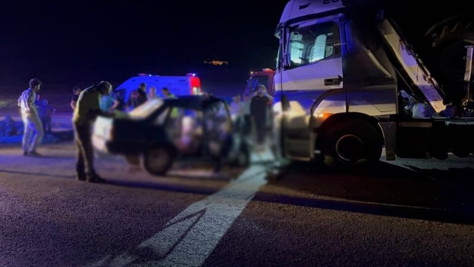 TIR ile otomobil çarpıştı: 3 ölü