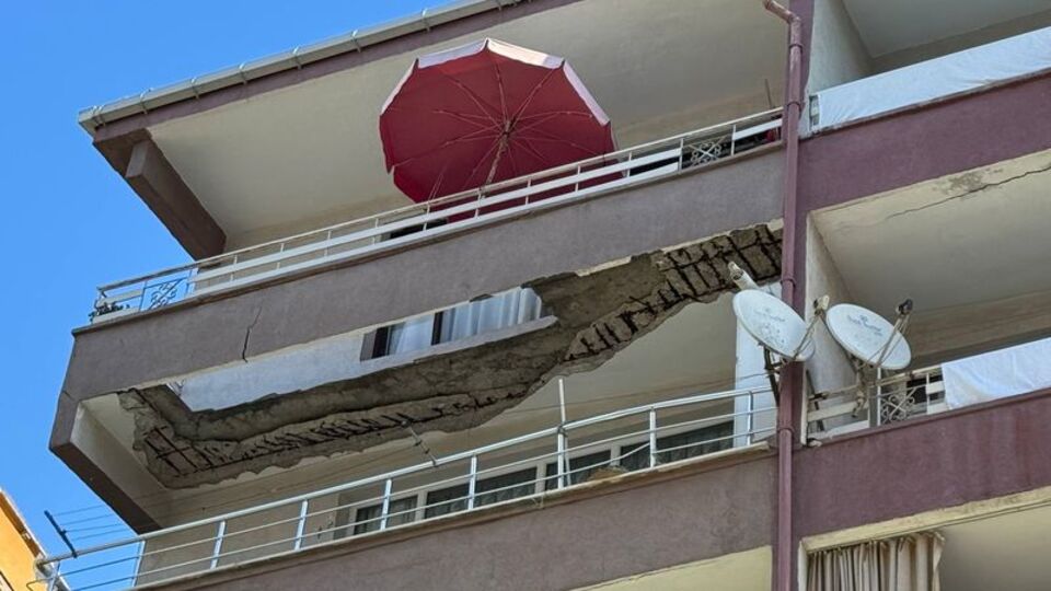 Deprem olmadan çöktü! İstanbul'da inanılmaz görüntü!