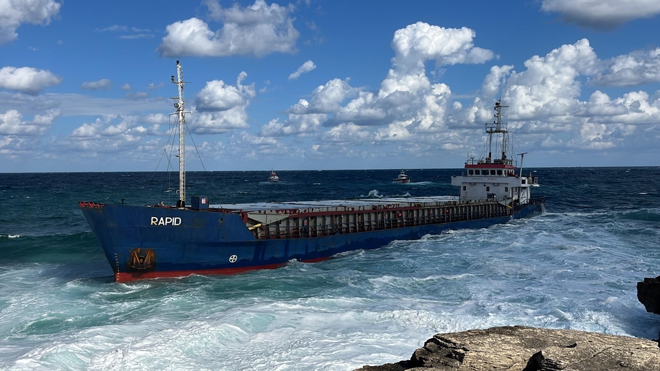 Dalgalar karaya sürükledi! Yük gemisinde kurtarma operasyonu!