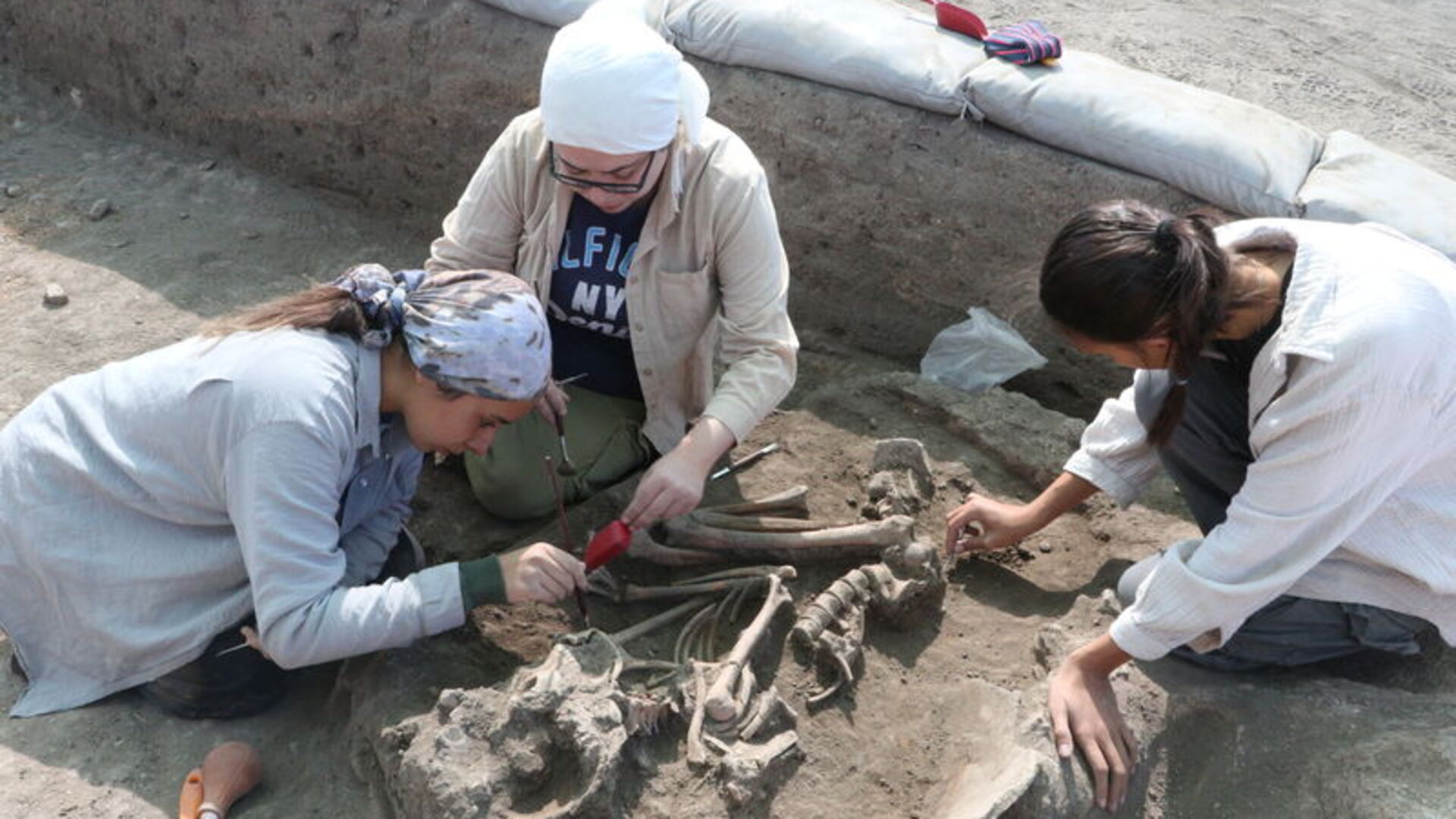 Küllüoba kazılarında 5 bin yıl öncesine ait mezarlar bulundu