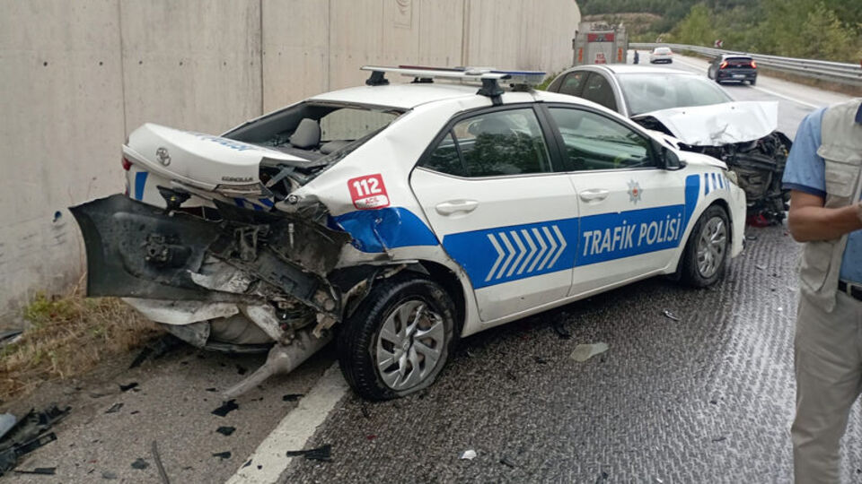 Ekip otosuna otomobil çarptı: 2'si polis 8 yaralı