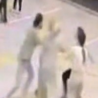 Çocuklara bıçak çekti! Araya gireni yaraladı!